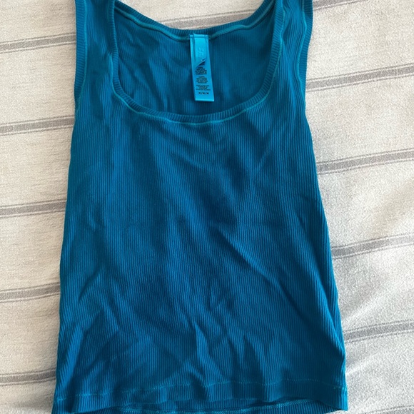 SKIMS Top Bundle - Picture 7 of 8